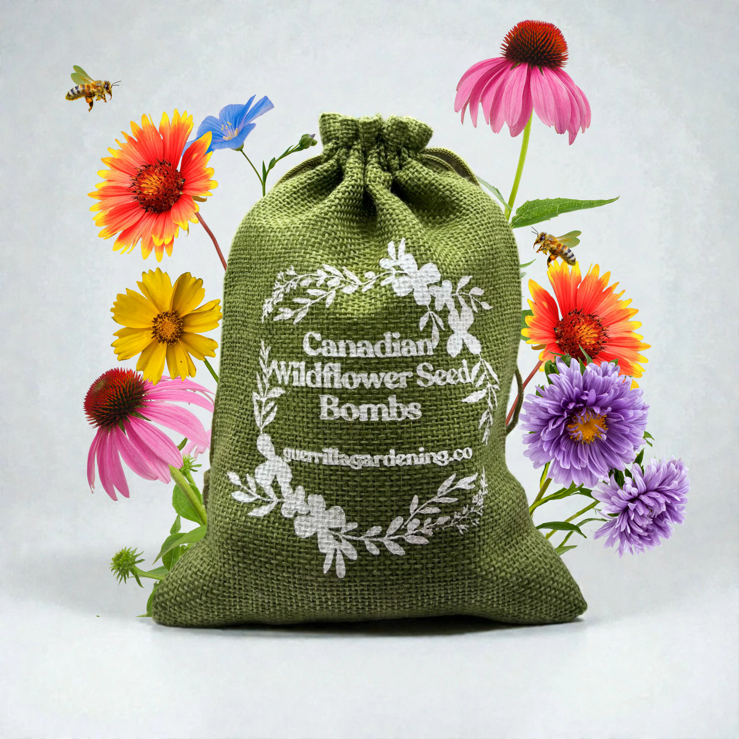 Sac en toile de jute vert contenant le mélange 'For The Bees'. Entouré d'abeilles en vol et de fleurs sauvages colorées (échinacées, rudbeckies), bombes de graines spéciales pour attirer les pollinisateurs.